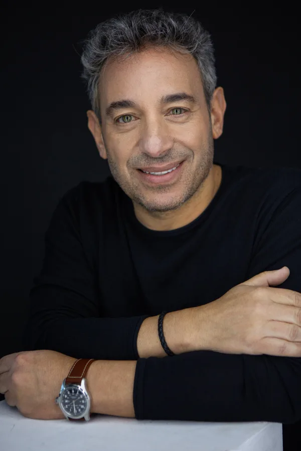 Retrato principal de Roberto Camhi para el catálogo premium.