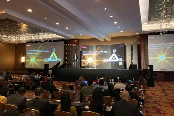 Roberto Camhi en una keynote ante auditorio corporativo de gran formato.