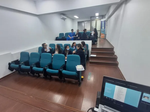 Stephany Palominos durante capacitación en Hospital Clínico Viña del Mar.