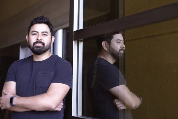 Tadashi Takaoka participando en una conferencia presencial.