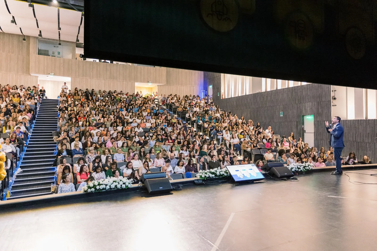 Arnaldo Canales en un auditorio de gran formato