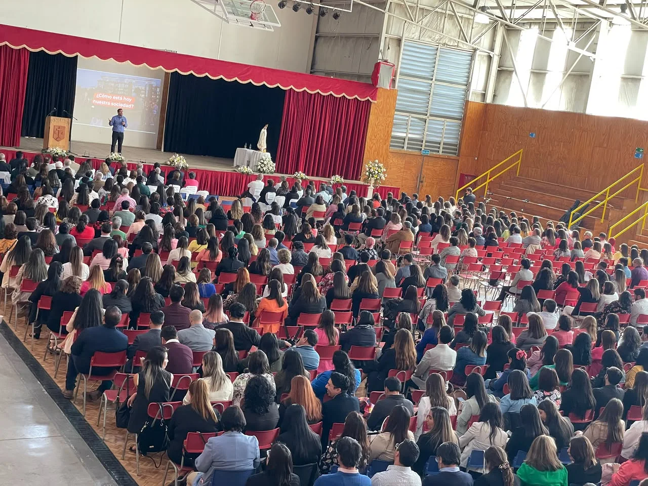 Arnaldo Canales ante una comunidad educativa