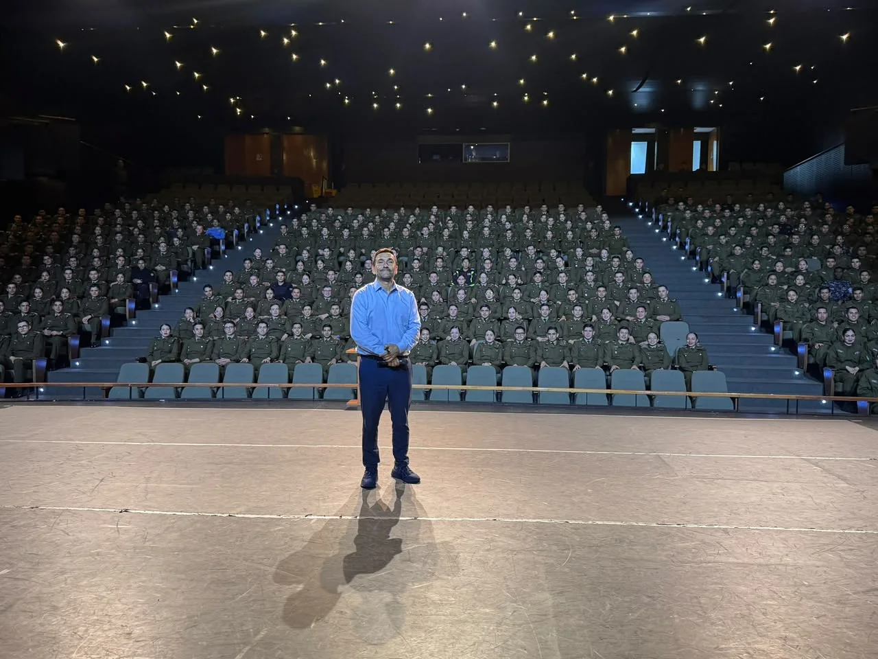 Arnaldo Canales con una audiencia institucional