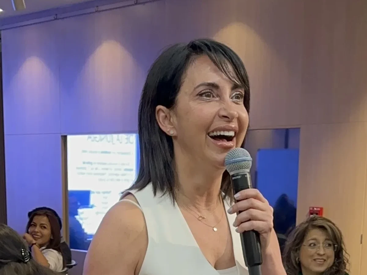 Karen Montalva en primer plano durante una experiencia corporativa