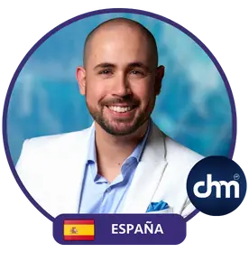 Imagen de Alejandro Kei, conferencista internacional de España, con fondo azul y logo de Charlas Motivacionales.