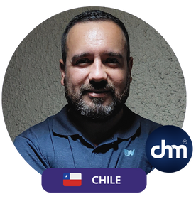 Retrato de Óscar Alarcón, conferencista chileno en prevención de adicciones, con insignia de Chile y logotipo de CHM.