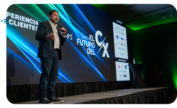 Claudio López Moreno presentando en el escenario del evento "El Futuro del CX," destacando estrategias de experiencia del cliente.