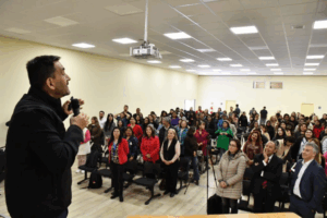 Arnaldo Canales exponiendo sobre educación emocional ante orientadores durante seminario sobre convivencia escolar en Copiapó.