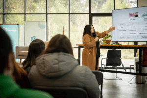 Bárbarita Lara impartiendo conferencia de liderazgo STEAM para mujeres en ingeniería y tecnología